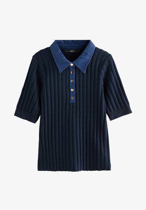 Polo en coton marine à côtes avec col en denim et manches courtes, doté de cinq boutons métalliques sur le devant pour la fermeture.