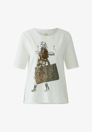 Weißes Kurzarm-T-Shirt mit einem grafischen Design einer Figur, die eine Tasche im Leopardenmuster und Paillettenakzenten trägt. Mit Rundhalsausschnitt und lockerer Passform.