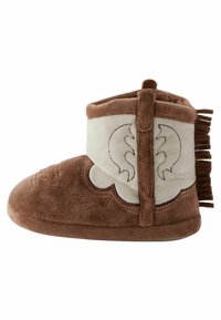 Braune und beige weiche Hausschuhe mit abgerundeter Zehe, aus Wildleder, mit Fransen-Detail auf der Rückseite und gesticktem Design an der Seite.