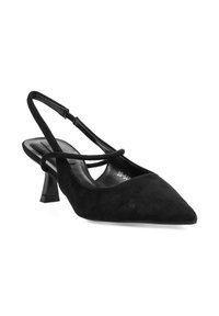 Zapato de salón negro de ante con punta afilada, correa delgada en el tobillo y un tacón geométrico corto. Forro interior suave y diseño minimalista.