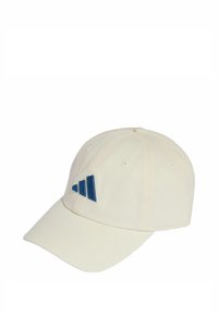 Gorra de béisbol color crema con visera curva, que presenta un logotipo bordado azul con tres franjas en la parte frontal. Hecha de algodón.