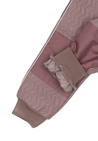 Polstret mauve jakkeærme med ribbet manchet. Har et struktureret mønster med hævede punkter og zigzag-design, samt kontrasterende stofpaneler.