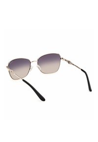 Occhiali da sole con montatura in metallo, lenti sfumate e dettagli decorativi ai lati. I terminali neri delle astine contrastano con la montatura argentata per un interesse visivo.