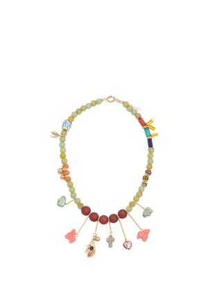Naszyjnik z naprzemiennie ułożonymi zielonymi i brązowymi koralikami, z wiszącymi ozdobami, takimi jak motyle, dłoń, krzyż i serce.