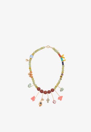 Naszyjnik z naprzemiennie ułożonymi zielonymi i brązowymi koralikami, z wiszącymi ozdobami, takimi jak motyle, dłoń, krzyż i serce.