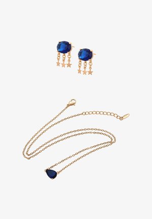 Arany színű fülbevalók kék csiszolt kövekkel és lógó csillag díszítéssel. Szintén arany színű nyaklánc, csepp alakú kék kő medállal.