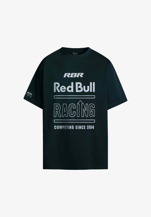 Mustmust T-särk lühikeste varrukatega, millel on valge tekst: "RBR Red Bull RACING COMPETING SINCE 2004" ja logo detail varrukal.