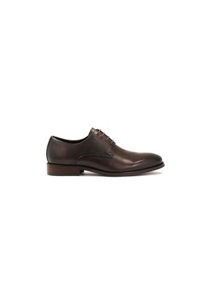 Zapato de vestir de cuero marrón con un acabado suave, puntera redondeada, diseño de encaje con seis ojetes y tacón de madera apilada.