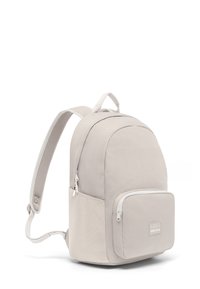 Világosszürke hátizsák sima szövet külsővel, lekerekített formával, elülső cipzáras zsebbel és párnázott vállpántokkal. A tetején fogantyúval rendelkezik.