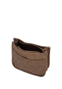 Brun læder crossbody taske med en glat tekstur, lynlås lukning og frontlomme; rektangulær form med afrundede kanter.