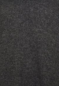 Ciemnoszary dzianinowy materiał o widocznej żebrowanej fakturze tworzącej pionowe linie.