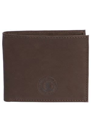 Cartera de cuero marrón con una textura suave y un brillo sutil. Presenta un logo estampado en la parte frontal, bordes cosidos y un diseño de bi-fold.