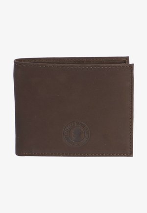 Cartera de cuero marrón con una textura suave y un brillo sutil. Presenta un logo estampado en la parte frontal, bordes cosidos y un diseño de bi-fold.