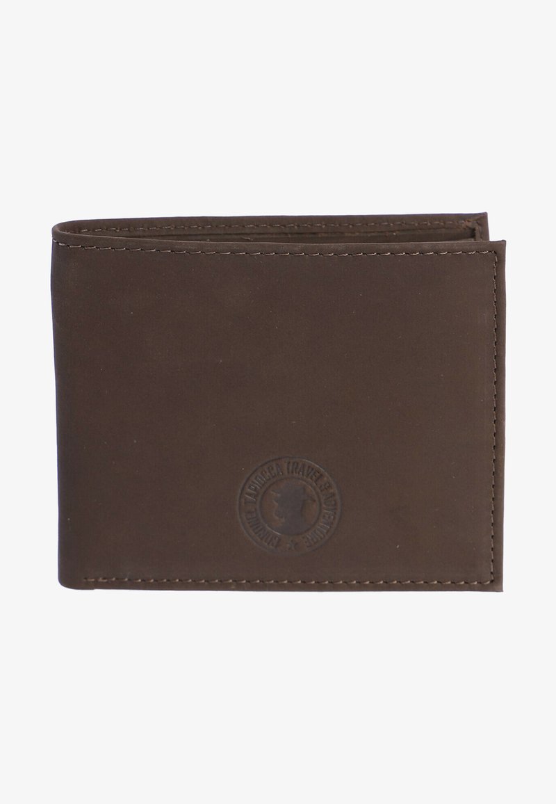 Cartera de cuero marrón con una textura suave y un brillo sutil. Presenta un logo estampado en la parte frontal, bordes cosidos y un diseño de bi-fold.