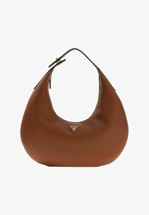 Sac à bandoulière en cuir marron de forme hobo, présentant un design incurvé, des accessoires en argent et une étiquette logo bien visible au centre.