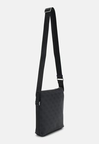 Borsa a tracolla nera con motivo testurizzato, forma piatta, tracolla regolabile e dettagli in metallo argentato. Materiale liscio con un design sottile.