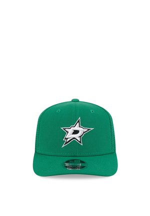 Vihreä baseball-lippalakki, jossa valkoinen ja musta tähtilogo ja etupaneelin keskellä tyylitelty kirjain "D".