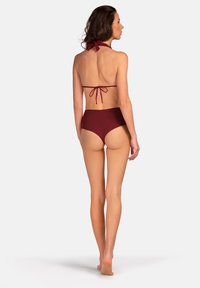 Burgundowa bikini z dekoltem halter, regulowanym wiązaniem i wysokim stanem. Gładka tekstura z minimalistycznym wzornictwem.