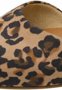 Chaussure à enfiler en imprimé léopard fabriquée en daim doux, dotée d'un bout rond et d'un design à talon ouvert, avec un intérieur rembourré couleur beige.