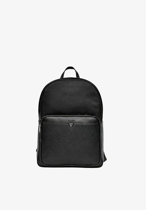 Zaino nero con una grande tasca frontale con cerniera e manico superiore, caratterizzato da un materiale testurizzato e un piccolo logo triangolare sulla tasca.