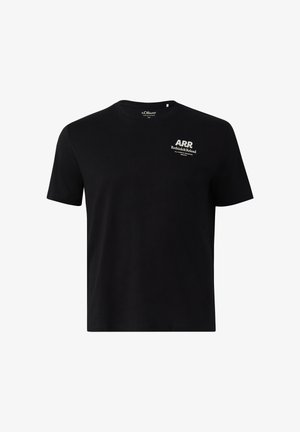 Czarny t-shirt z krótkim rękawem, z małym białym logo tekstowym „ARR Rethink & Reload” na lewej górnej części klatki piersiowej, okrągły dekolt, prosty wzór.