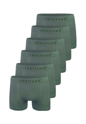 Sechs grüne Herren-Boxershorts mit dem Markennamen "normani" am Bund, in einer versetzten Reihe auf weißem Hintergrund angeordnet.