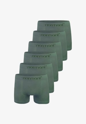 Sechs grüne Herren-Boxershorts mit dem Markennamen "normani" am Bund, in einer versetzten Reihe auf weißem Hintergrund angeordnet.
