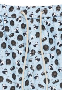 Shorts de bain bleus avec un motif de panda et de biscuit ; taille élastique avec cordon de serrage beige ; matière lisse et légère.