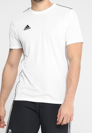 Mann trägt weißes Adidas Sport-T-Shirt mit schwarzen Paspeln und schwarzen Sportshorts mit weißen Streifen.