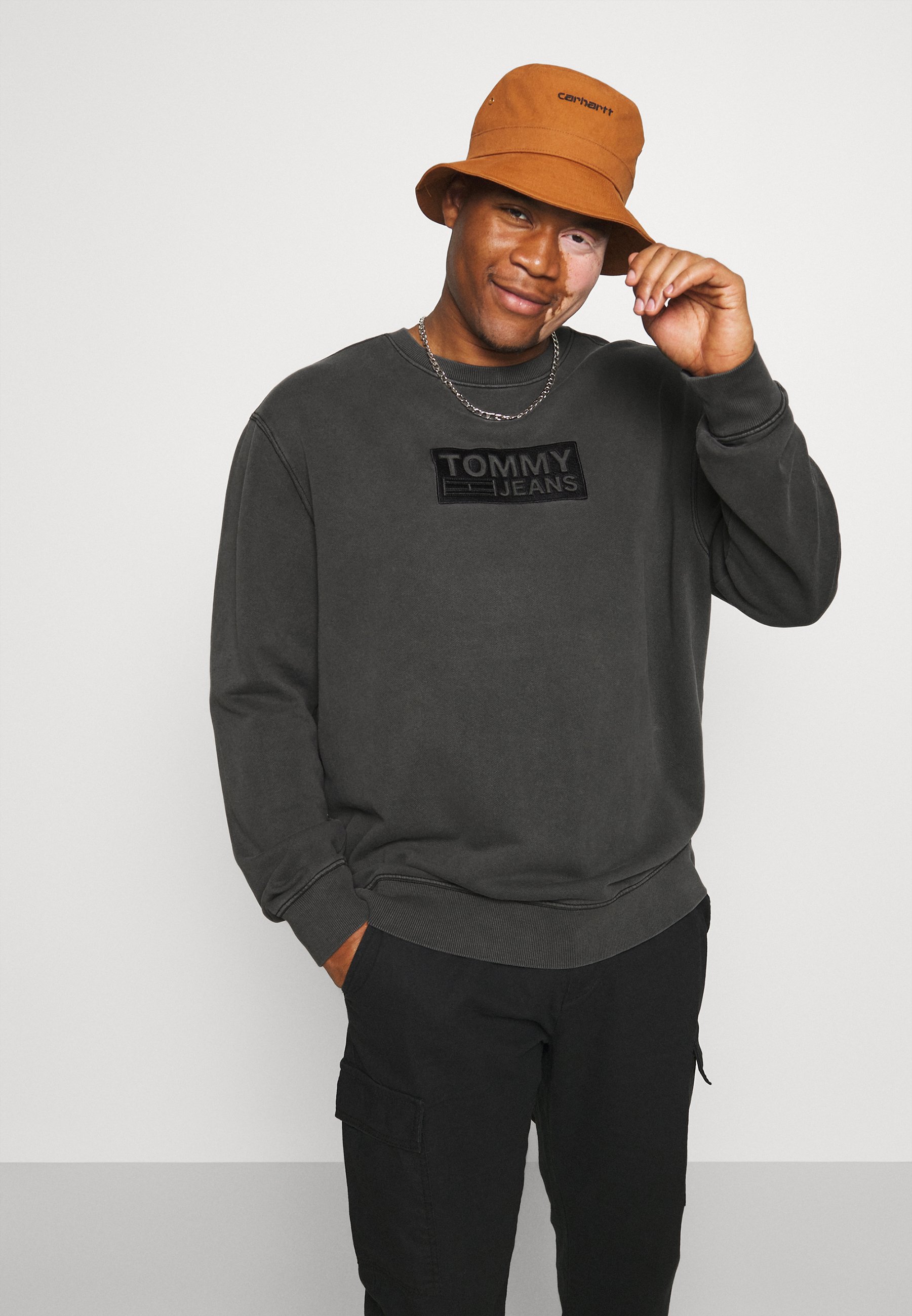 Tommy Jeans Plus TONAL LOGO CREW - Sudadera - black/azul marino - Zalando.es