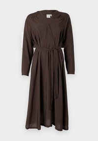 Brun långärmad omslagsklänning med v-ringning, samlad detalj vid axlarna och ett matchande bälte. Tillverkad av ett slätt, lätt tyg.