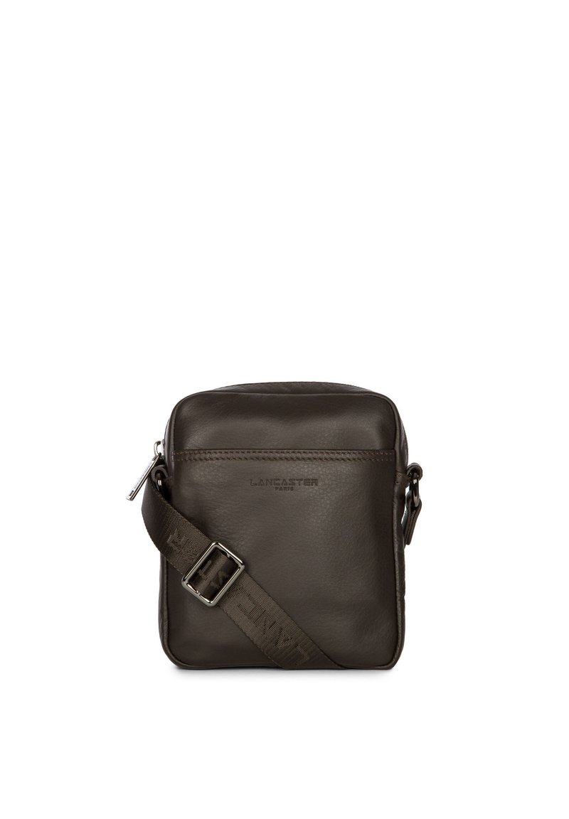 Borsa a tracolla in pelle marrone scuro con finitura testurizzata, cinturino regolabile e cerniera argentata. Presenta un logo impresso sul davanti.
