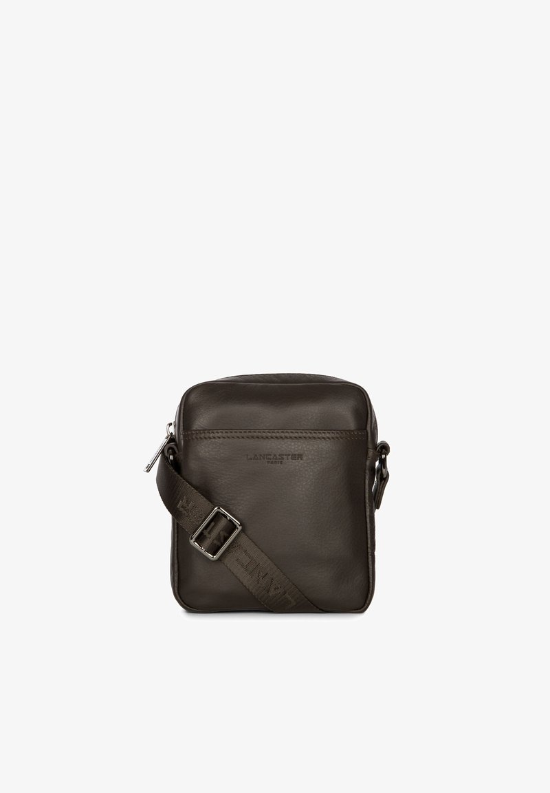 Borsa a tracolla in pelle marrone scuro con finitura testurizzata, cinturino regolabile e cerniera argentata. Presenta un logo impresso sul davanti.