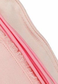 Tessuto rosa chiaro con bordo sfilacciato, caratterizzato da una superficie liscia e una cerniera rosa a contrasto. Design curvo con linee e pieghe sottili.