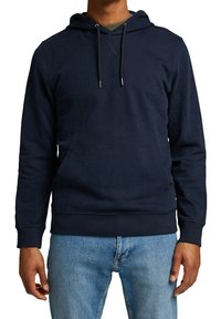 Sudadera azul marino con capucha ajustable, bolsillo tipo canguro, puños y dobladillo acanalados, fabricada en suave tela de algodón con una textura lisa.
