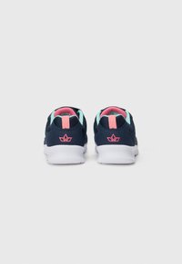 Chaussures de sport bleu marine avec des accents roses et menthe. Tige en mesh, semelle rembourrée et un détail de logo sur le talon. Design bas.