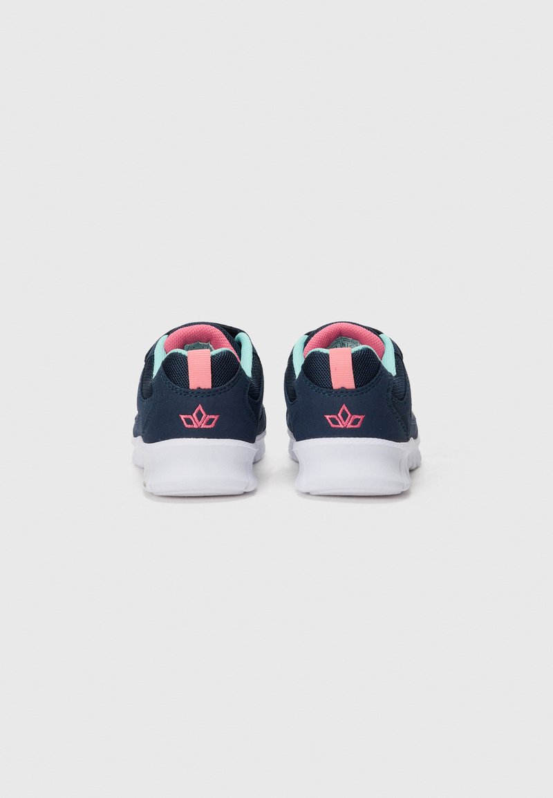 Zapatilla Con Aplicaciones A Contraste