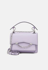 Levandulová kožená kabelka se strukturovaným designem, stříbrným řetízkovým kováním a odnímatelným popruhem. Výrazné zavírání na klopu s embosovaným logem.