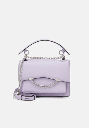 Sac à main en cuir lavande avec un design structuré, quincaillerie en chaîne argentée et une bandoulière détachable. Fermeture à rabat notable avec un logo en relief.