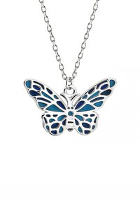 Sølv sommerfuglevedhæng med blå emaljeindsatser, prydet med et åbent design og kæde. Glat tekstur, fremtrædende vingefacon.