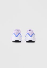 Μωβ και λευκά αθλητικά παπούτσια με διχτυωτό άνω μέρος, καμπυλωτό σχέδιο και μαύρη καουτσούκ σόλα με υφή πρόσφυσης.