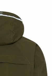 Olivgrüne wasserdichte Jacke mit Kapuze, sichtbar genäht, einem Rückeneinsatz und einem reflektierenden Akzent entlang der Schultern.