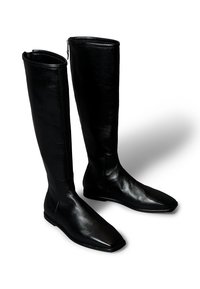 Botas negras de cuero hasta la rodilla con un acabado liso, punta cuadrada y cremallera lateral. Presentan un diseño sin costuras y suela plana.