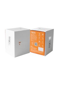 Die Verpackung der Smartwatch besteht aus einem weißen Karton mit einem Logo und einem orangen Hintergrund, auf dem Produktdetails, Symbole und Sicherheitsinformationen angezeigt werden.