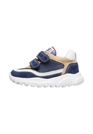 Scarpe sportive blu navy e beige con cinturini in velcro, suola in gomma bianca e dettagli testurizzati sulla tomaia. Presentano cuciture decorative.
