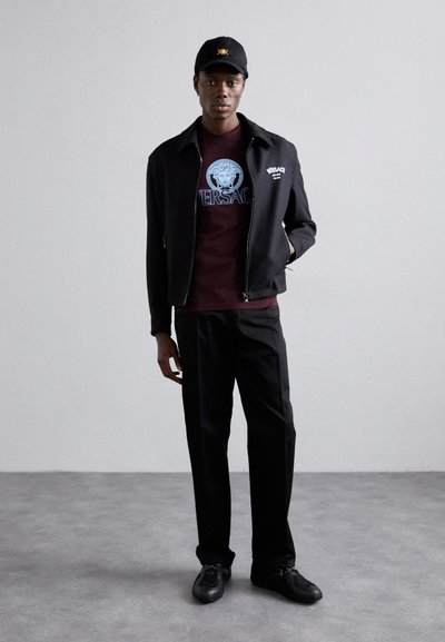 Versace COMPACT PRINT - T-shirt imprimé - dark aubergine