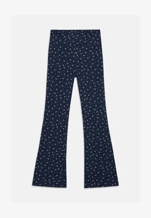 Leggings azul marinho em corte flare feitos de um tecido suave, com um pequeno padrão floral de flores brancas e verdes por toda a parte.