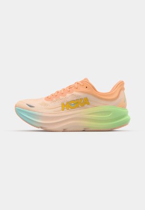 Scarpa da corsa HOKA in pesca con suola verde sfumata. Tomaia in mesh leggero, soletta ammortizzata e dettaglio del logo giallo audace.