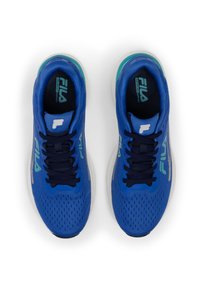 Blauwe sportchoenen met een bovenwerk van mesh, een textuur op het oppervlak, een witte tussenzool en marineblauwe veters. Voorzien van het Fila-logo aan de zijkant en op de tong.