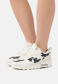 Nike Sportswear AIR MAX 90 FUTURA - Tossud - sail/black/chrome